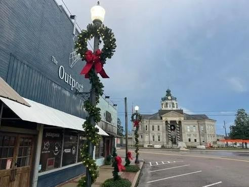 Center Mount Unlit Wreath
